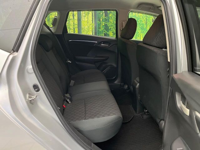 後部座席も気になるようなキズ・汚れやへたり等、大きなダメージはなく、良好な状態です。