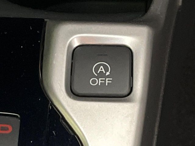 【アイドリングストップ】赤信号や渋滞で停車した際にエンジンを停止し、無駄な燃料の消費を抑えます。燃費向上や環境保護につなげる機能♪エンジンはブレーキを離せば再始動します。