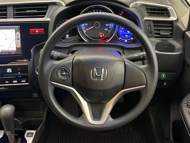 ステアリングも使用感が少なく、きれいな状態となっております♪