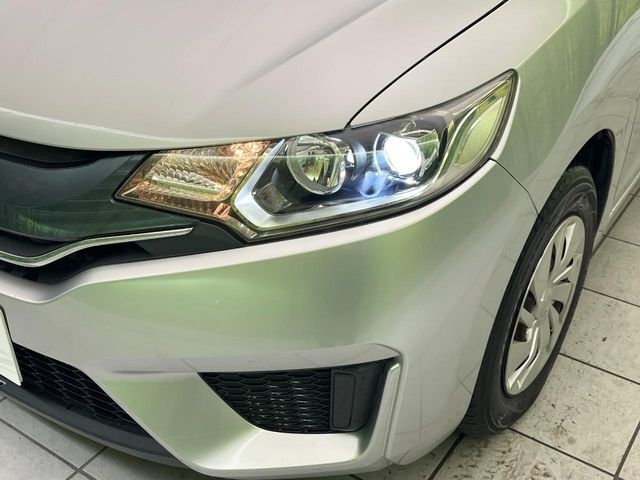 【LEDヘッドライト】悪天候や夜間走行時も良好な視界を確保し安心して運転できる高輝度LEDヘッドライトを装備！点灯速度が早く、消費電力も抑えられています。