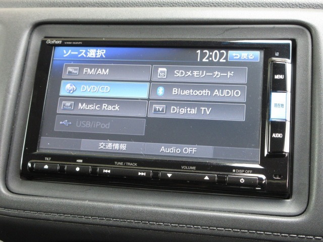 ナビゲーションはギャザズメモリーナビ（VXM-152VFi）を装着しております。AM、FM、CD、DVD再生、Bluetooth、音楽録音再生、フルセグTVがご使用いただけます。