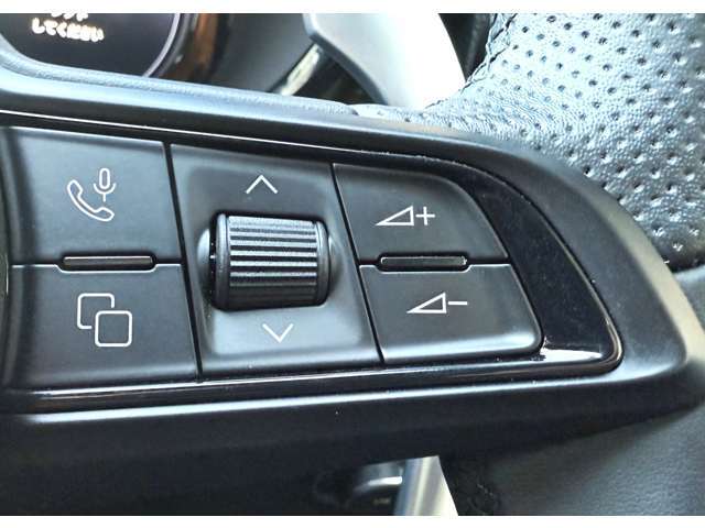 BluetoothやCarPlay＆Aodroid Auto（※装備車）接続により、ハンズフリー通話はもちろん、オーディオ操作やソースの切り替えもOKです。