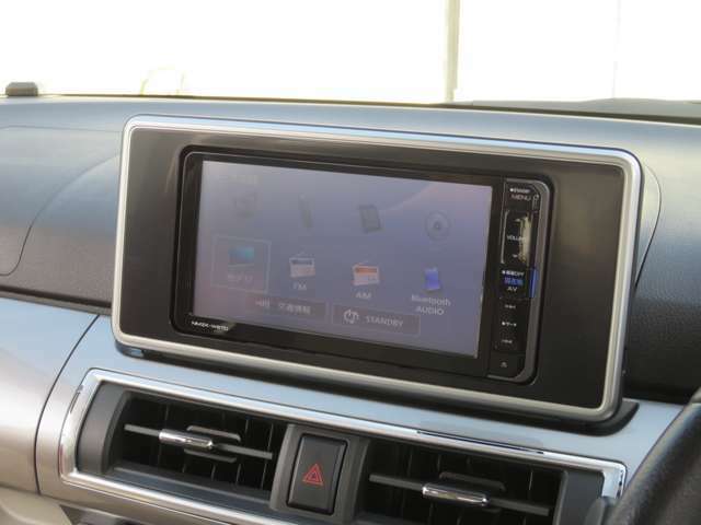 フルセグ/CD/DVD/Bluetooth対応◎各種エンタテインメントが快適なドライブをより盛り上げます！！オートエアコンを装備しているので設定した温度で車内の温度調整を自動で行ってくれます（＾O＾）