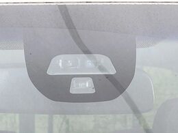 【シティブレーキアクティブシステム】低速走行中に前方の車両等を認識し、衝突しそうな時は警報とブレーキで衝突回避と被害軽減をアシスト。より安全にドライブをお楽しみいただけます。