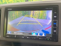 【バックカメラ】駐車時に後方がリアルタイム映像で確認できます。大型商業施設や立体駐車場での駐車時や、夜間のバック時に大活躍！運転スキルに関わらず、今や必須となった装備のひとつです！