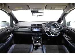 内装カラーは人気の黒系です。内装各部のパーツが使いやすい配置です。高級感満載の乗り心地が良い装備になっております！