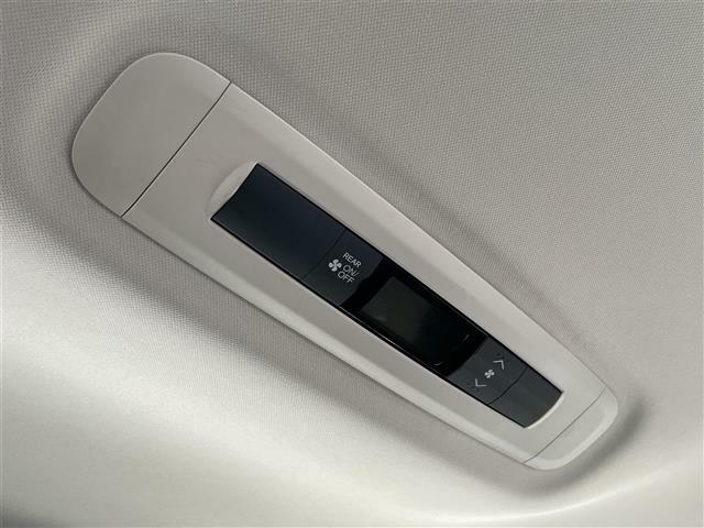 【リアオートエアコン】後席のみのエアコンの温度調節ができたり天井のイルミネーション色を変えることもできます！