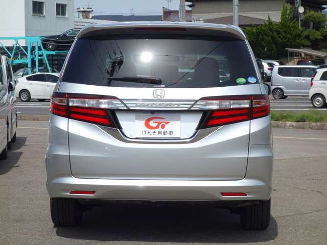 清潔感と高級感を兼ね備えたシルバーの車体色です。掲載情報以外にも気になる点がございましたら、お気軽にお問い合わせください！