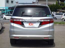 清潔感と高級感を兼ね備えたシルバーの車体色です。掲載情報以外にも気になる点がございましたら、お気軽にお問い合わせください！