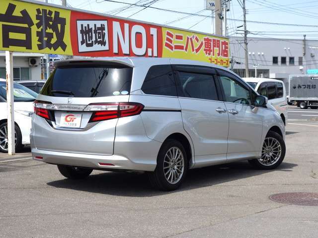 後席の窓ガラスはプライバシーガラスになっています。車内を見えづらくすることでプライバシー保護に役立ち、なおかつ冷房の効果を高めてくれる効果もあります！