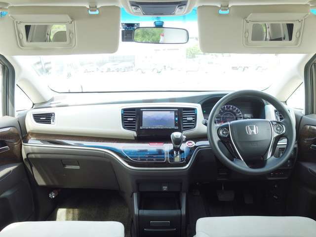運転席・助手席ともにバニティミラーが備わっていますので、車の外に出る前にパパッと身だしなみをチェックすることができて便利ですよ♪