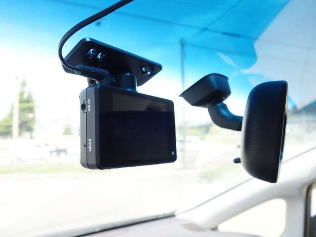 車の前方を記録できるドライブレコーダーを搭載しています。自動車事故やあおり運転に遭った際の証拠にもなるため、是非とも搭載しておきたい装備です。