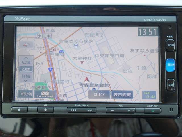 メモリーナビを搭載しております。走り慣れない道でもナビが案内してくれるので、仕事や旅行といった遠出の機会にも強い味方になってくれますよ！