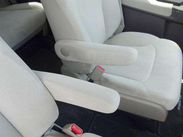 運転席と助手席の間には折りたたみ式のアームレストを備えております。使用しないときは収納しておけますので、運転の邪魔になる心配もありません！