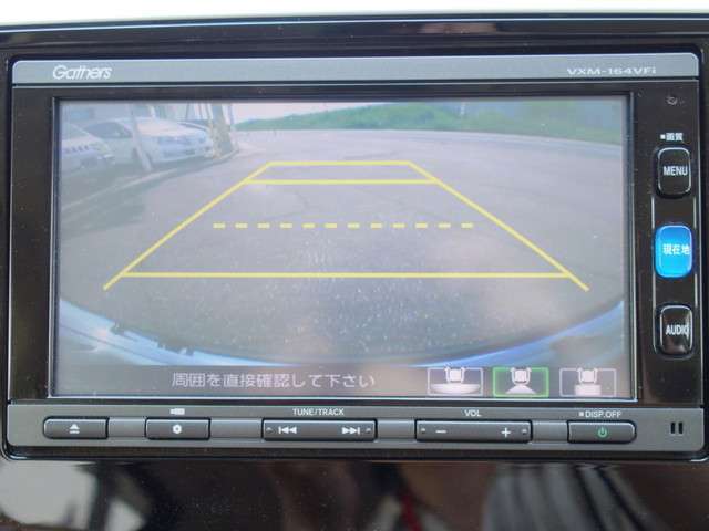 車の背後をディスプレイで確認できるバックカメラを搭載しております。駐車が苦手な方には嬉しい機能ですね♪もちろん目視での確認もお忘れなく！