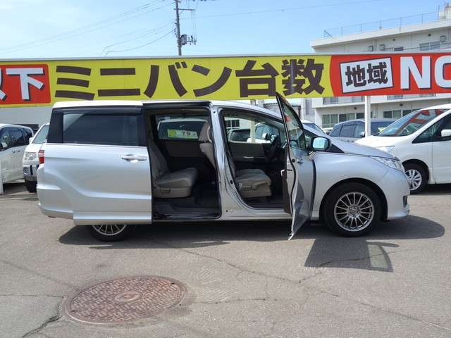 後部座席のドアを開けた画像です。スムーズに乗り降りが可能です♪