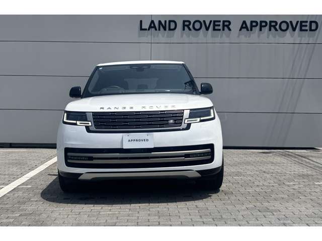 ボディカラーはオストゥーニパールホワイト、「RANGE ROVER」ロゴやグリルなどはニッケルアトラスパックで統一されたラグジュアリーな一台となっております。
