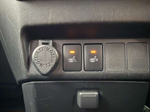 【シートヒーター】寒い日に重宝するシートヒーター！エアコンより早く温まってくれるので寒がりの人も安心ですね♪エアコンの温風は乾燥するから苦手、という方にもをおすすめです。