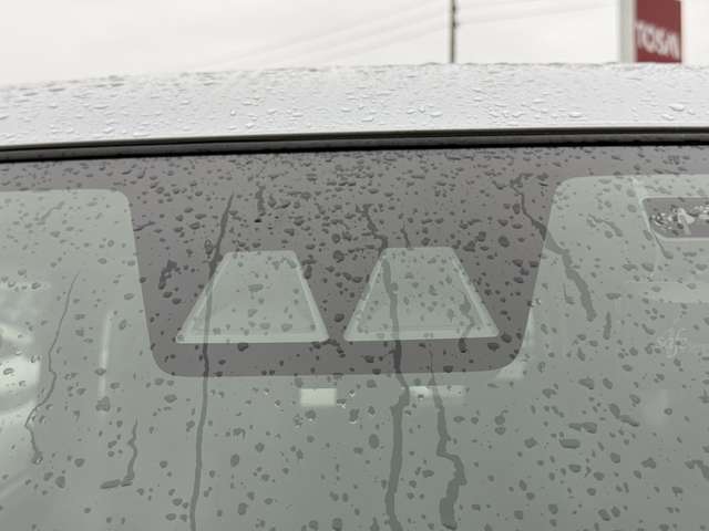 【スマートアシスト】走行中に前方の車両等を認識し、衝突しそうな時は警報とブレーキで衝突回避と被害軽減をアシスト。より安全にドライブをお楽しみいただけます。