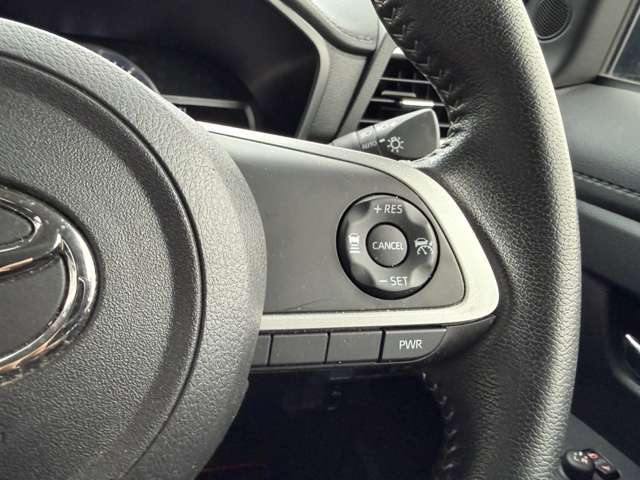 【アダプティブクルーズコントロール】高速道路での長距離走行が楽に！！自動で速度を保つクルーズコントロールが、衝突軽減システムと連携し、前方の車両を感知して車間を保つように速度調節してくれます！！