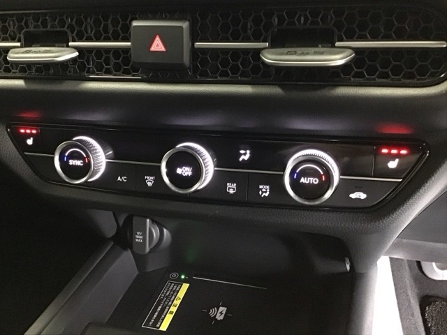 運転席/助手席シートヒーターで寒い日もすぐに温かくなり快適に過ごせます。3段階の温度調整が可能です