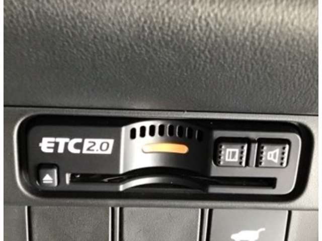 ETC2.0が標準装備です。高速道路の渋滞情報や静止画像提供などをナビとリンクして画面でお知らせします。また、高速道路の一時退出対象インターでは料金据え置きで一時退出もできます
