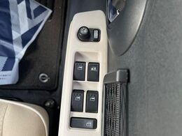 【電動格納ミラー】サイドミラーは電動格納式となっており、狭い駐車場でもキズがつくリスクを抑えられます。