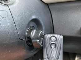 【キーフリーシステム】カバンやポケットに入れたままでもドアの施錠・解錠が可能なスマートキーを装備。エンジンのオン・オフ時もカギを取り出す必要が無いからとっても便利です♪