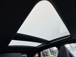 【ガラスルーフ】開放感たっぷりのガラスルーフが装着されています！車内に明かりを取り入れたり景色を楽しむのに、最適です！また、車内には遮光シェードが装備されておりますので、夏の暑い日でも快適に使えます！