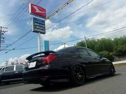 【車でお越しの場合】国道23号線の有松インターで下車して南に向かい2つ目の信号をこえて、すぐ右側にございます。カーセンサーの旗とダイハツのカンバンが目印です！