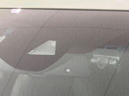 【ホンダセンシング】走行中に前方の車両等を認識し、衝突しそうな時は警報とブレーキで衝突回避と被害軽減をアシスト。より安全にドライブをお楽しみいただけます。
