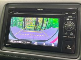 【バックカメラ】駐車時に後方がリアルタイム映像で確認できます。大型商業施設や立体駐車場での駐車時や、夜間のバック時に大活躍！運転スキルに関わらず、今や必須となった装備のひとつです！