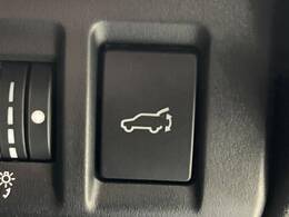 【ハンズフリーパワーバックドア】リアバンパー下部に足先を出し入れするだけでバックドアが自動で開閉♪両手が荷物でふさがっている時でもラクラク開閉操作が行えます！
