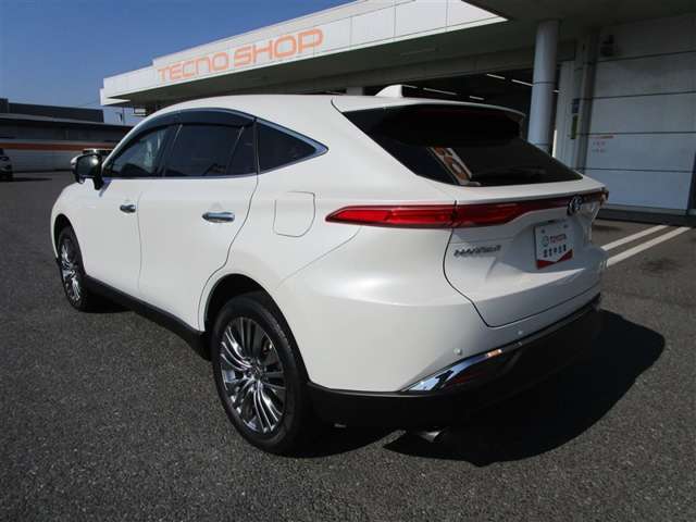 展示されているお車は全台1年間のトヨタロングラン保証が付いて参ります。最長3年間の保証をお付けすることも可能ですので、どのエリアに住むお客様でも安心して保証をお受けすることができます！