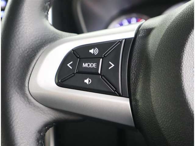 オーディオのコントローラーがハンドルに装着されています。利便性だけでなく事故防止にも繋がりますよ！