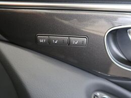 【メモリー機能付きパワーシート】ドライバーごとに設定したシート位置を記憶して、ボタン一つで切り替えできる便利な機能！運転する方が複数名いらっしゃるご家庭におすすめです♪