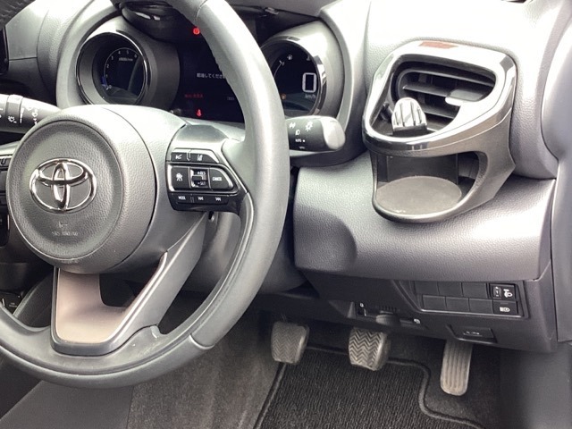ヘッドライト光軸調整ダイヤルは、運転席右側にあります。