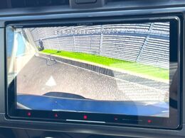 【バックカメラ】駐車時に後方がリアルタイム映像で確認できます。大型商業施設や立体駐車場での駐車時や、夜間のバック時に大活躍！運転スキルに関わらず、今や必須となった装備のひとつです！