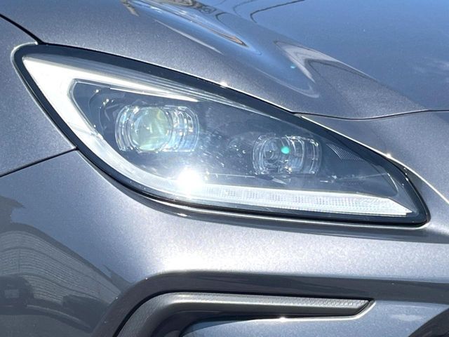 【LEDヘッドライト】悪天候や夜間走行時も良好な視界を確保し安心して運転できる高輝度LEDヘッドライトを装備！点灯速度が早く、消費電力も抑えられています。