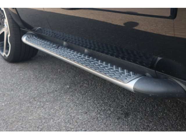 Z71オフロードパッケージならではの形状の純正サイドステップ