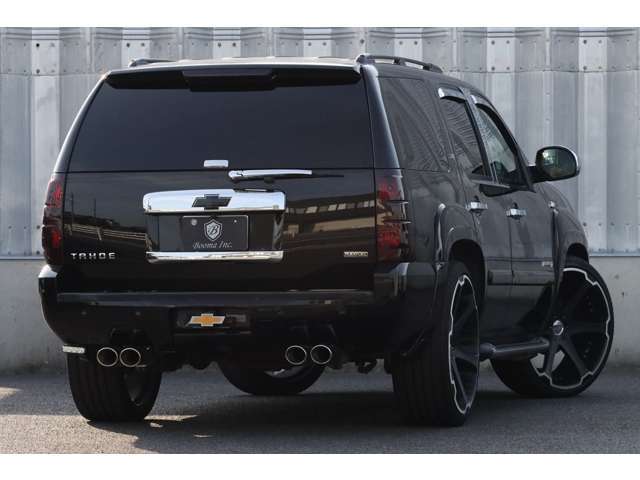 4本出しのCROSSマフラーに変更されアメ車らしいV8ドロドロサウンドです！