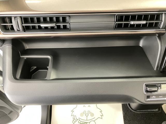 助手席前に薄型のBOXティッシュを置くことができます。運転席からでも手が届き、使い勝手◎