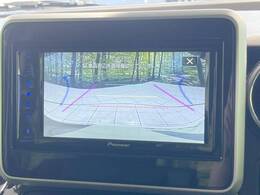 【バックカメラ】駐車時に後方がリアルタイム映像で確認できます。大型商業施設や立体駐車場での駐車時や、夜間のバック時に大活躍！運転スキルに関わらず、今や必須となった装備のひとつです！