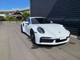 ・シートベンチレーション(フロント)　・ポルシェクレストエンボス付きストレージコンパートメント　・スポーツデザインドアミラーベース：ブラック　・レーンチェンジアシスト　・Exclusiveデザインテールライト