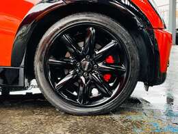 純正ホイールを装着しています。スタイリッシュな印象となっています！