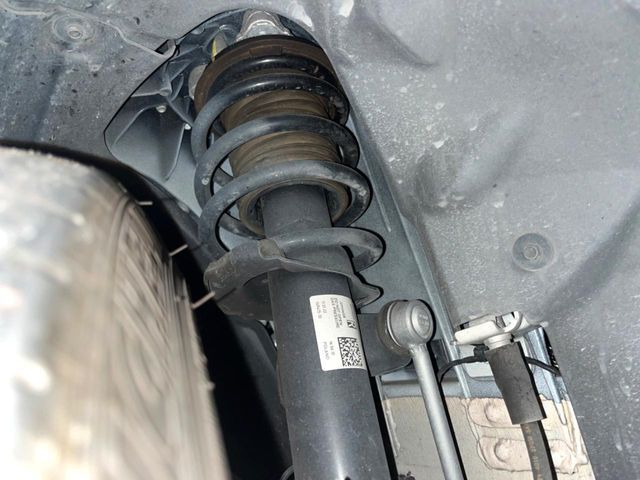 お車を安心してお乗りいただく為には、足回りの定期点検が欠かせません。サービスサポート（有償保証）では無料点検もご提供しており、安心のカーライフをお過ごしいただけるサポート体制が整っています。