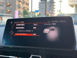 【ブラインドスポットモニター】走行中、ドアミラーの死角になりやすい箇所に後続車が接近するとサイドミラーのレンズに警告を表示！ドライバーに注意喚起をしてくれます。