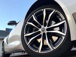 【純正オプション18インチアルミホイール】純正オプションホイールを装着。走行性能の向上に加え、外観もよりスタイリッシュになっています。