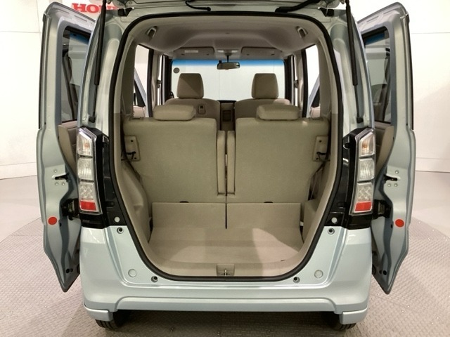 開口部も広く荷物の積み下ろしもしやすいお車となっております。シートの背もたれは5：5の割合で分割して可倒できるので、長いお荷物などを載せることもできます。