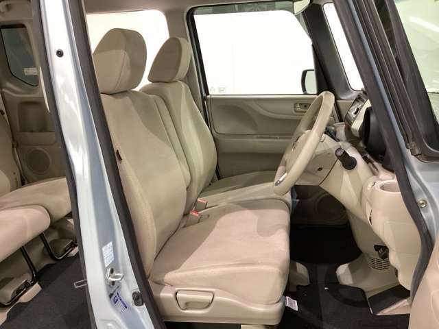 広い足元に肘掛けもついたゆったり座れるシートです。運転席と助手席の間が空いているため、助手席側への移動がスムーズです。交通量の多い道でも、助手席側から乗り降りができます。